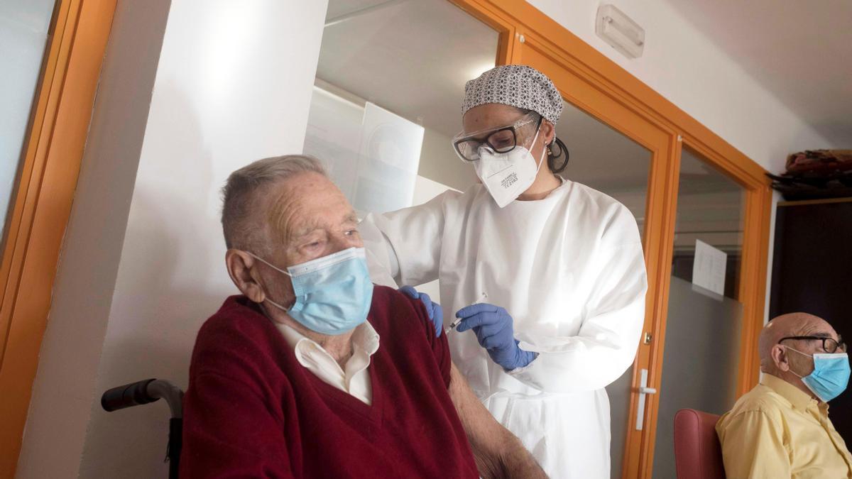 Imagen de un residente recibiendo la vacuna contra el coronavirus.