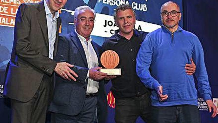 Joan Vilà, acompanyat d&#039;altres membres del CE Moià, amb el premi