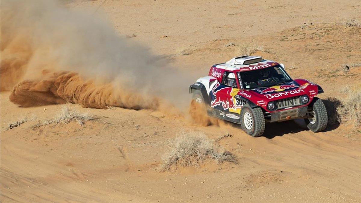 Sainz sigue dominando en las dunas de Arabia Saudí
