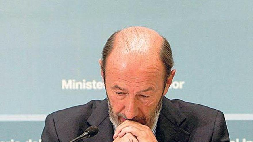 El ministro Rubalcaba, ayer, en su rueda de prensa en el Ministerio.