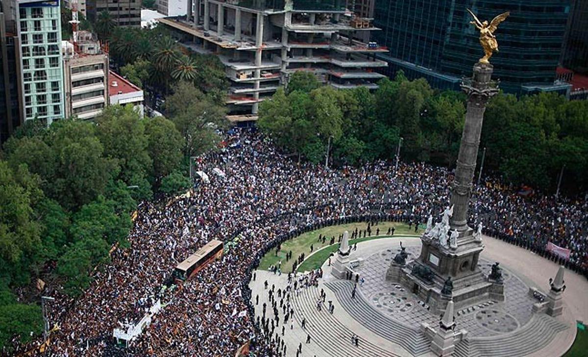 L’equip dels Pumas passa en autocar pel monument de l’Àngel de la Independència, a Ciutat de Mèxic, per celebrar amb els seus seguidors el triomf a la lliga mexicana.