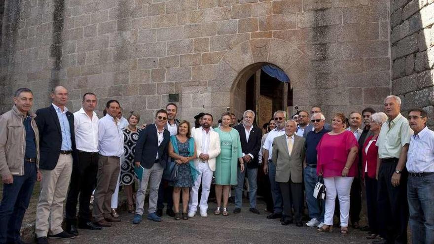 Foto de familia de los premiados y autoridades que se reunieron ayer en Castro Caldelas. // Brais Lorenzo