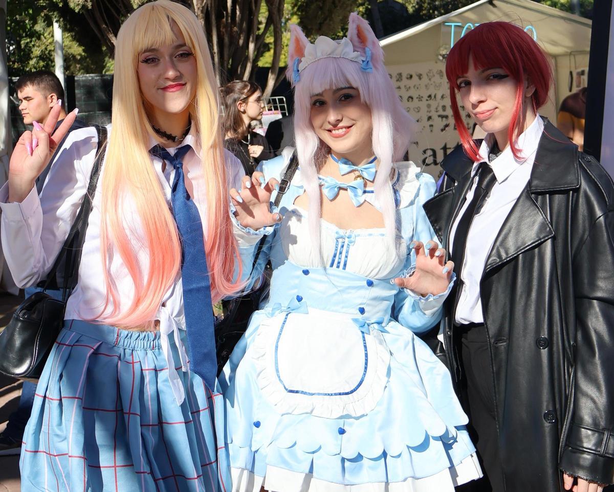 Tres amigas disfrazadas de personajes manga en el Auditorio Víctor Villegas.
