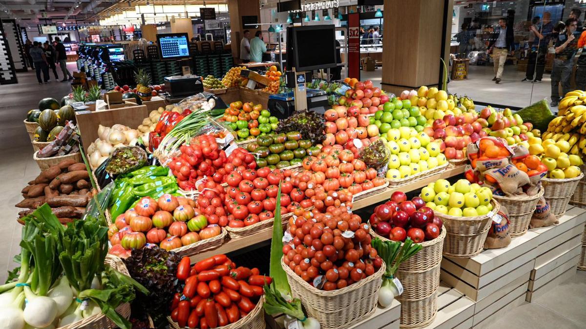 Frutas y verduras en el espacio de Vidal Pons en el nuevo supermercado de El Cortes Inglés de Francesc Macià