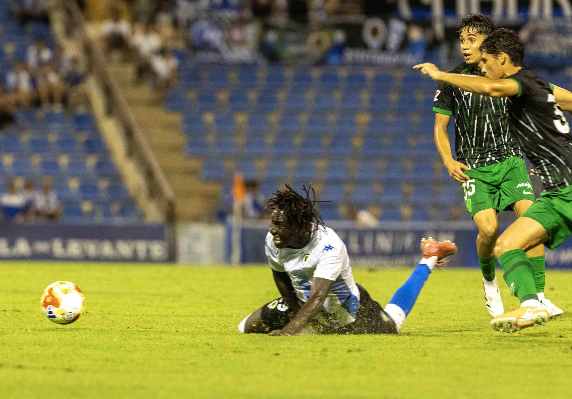 El Hércules se impone 2-0 al Elche en un derbi de nivel en el Rico Pérez