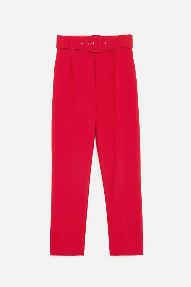 Pantalón de traje con cinturón en rojo, de Zara