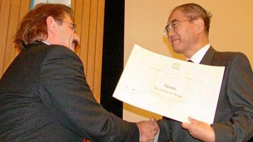 Koichiro Matsura, director de la Unesco, lliura el diploma acreditatiu