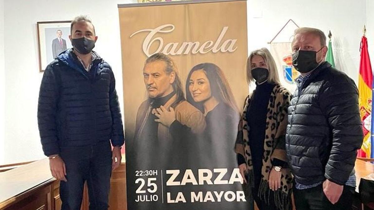 Autoridades con el cartel del evento.