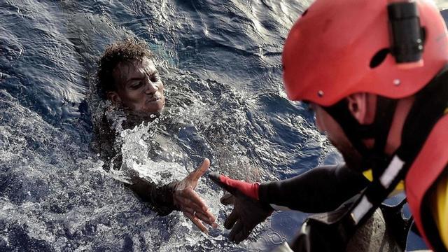 Un miembro de la oenegé Proactiva Open Arms rescata a un inmigrante en el Mediterráneo, frente a la costa libiam en octubre del 2016.