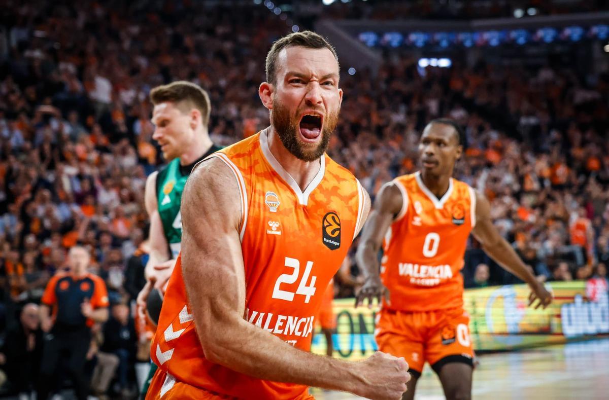 Matt Costello celebra una canasta ante el Panathinaikos.