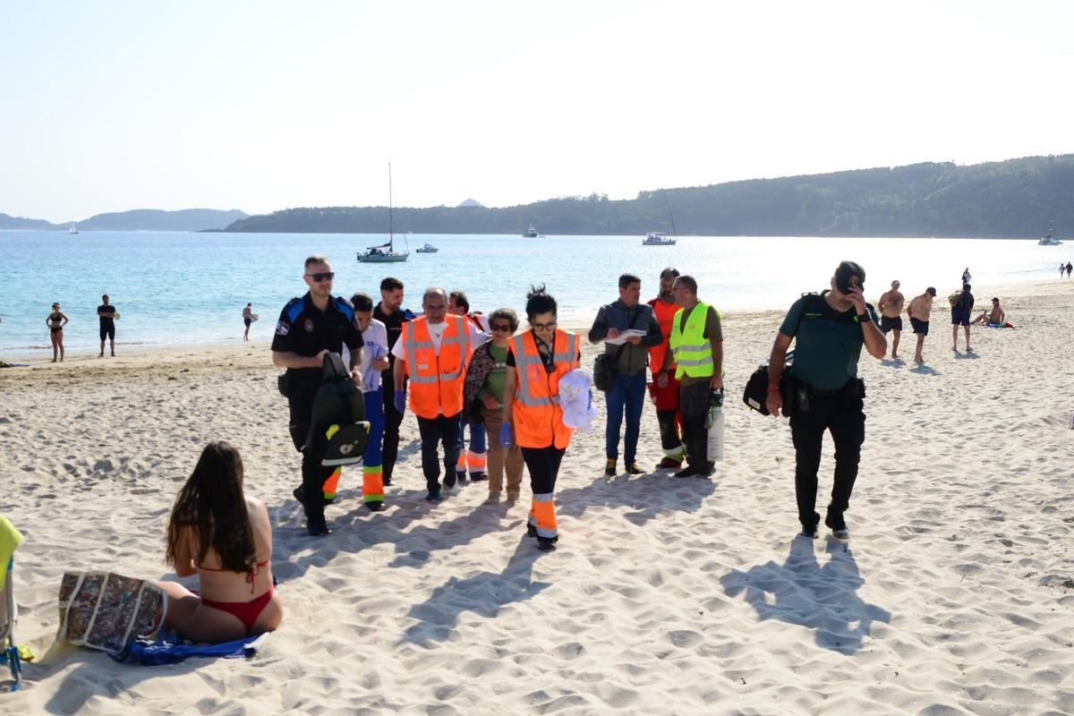 Los servicios de emergencias se retiran ayer por la tarde de la playa de Nerga después de la evacuación de una mujer.