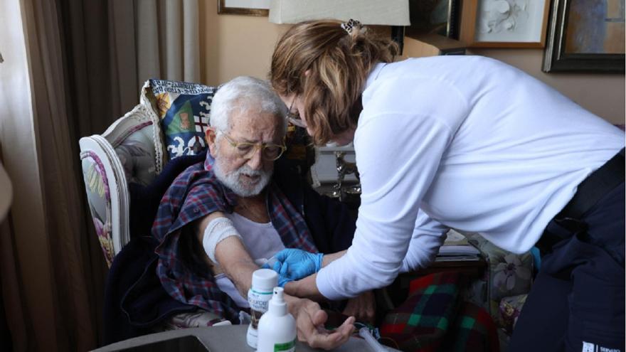 Los médicos pasan consulta en la casa de 5.600 gallegos para evitarles la estancia en el hospital