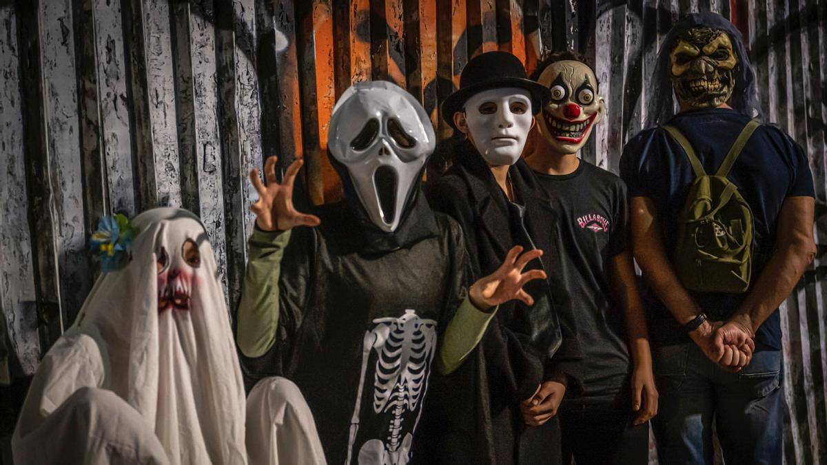 Niños disfrazados por las calles de Sant Antoni por Halloween