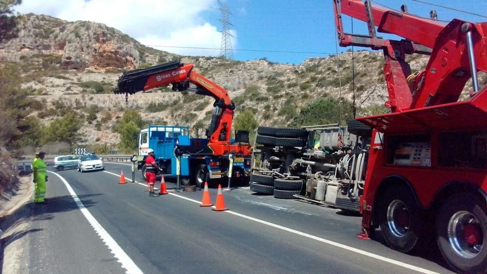 Cortan la N-332 en Gata al volcar una hormigonera