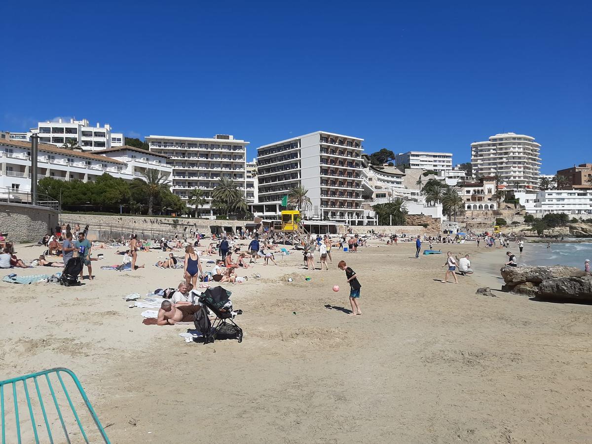 FOTOS | El buen tiempo llena Cala Major de bañistas y deja los primeros chapuzones del año en Palma FOTOS | El buen tiempo llena Cala Major de bañistas y deja los primeros chapuzones del año en Palma