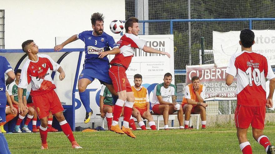 Un momento del partido de ayer en O Lourambal. // José A. Díaz