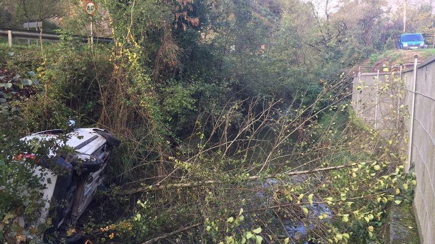 Dos heridos leves al caer una furgoneta al ríu Chicu, en la salida de Arriondas