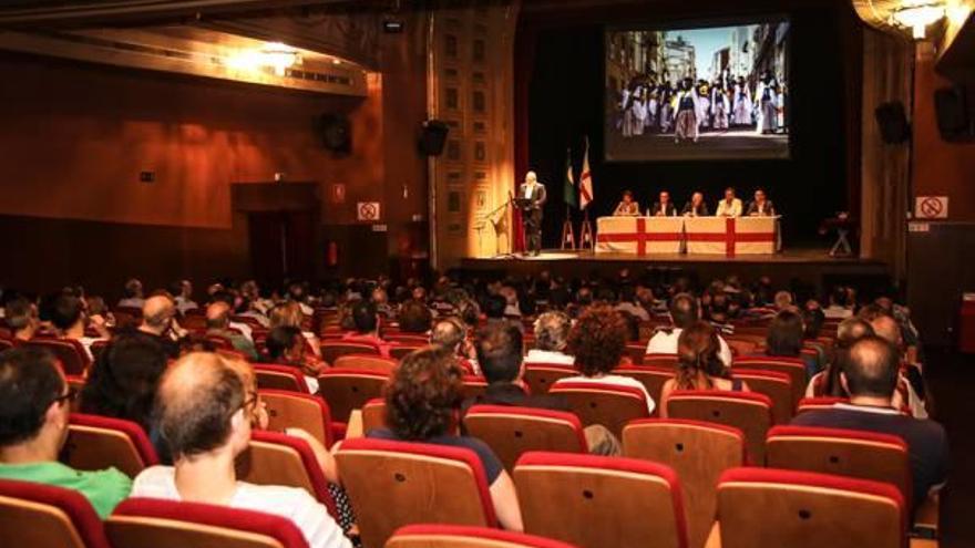 Imagen de la asamblea celebrada en el Teatro Principal en que la Asociación aprobó solicitar las fechas tradicionales.