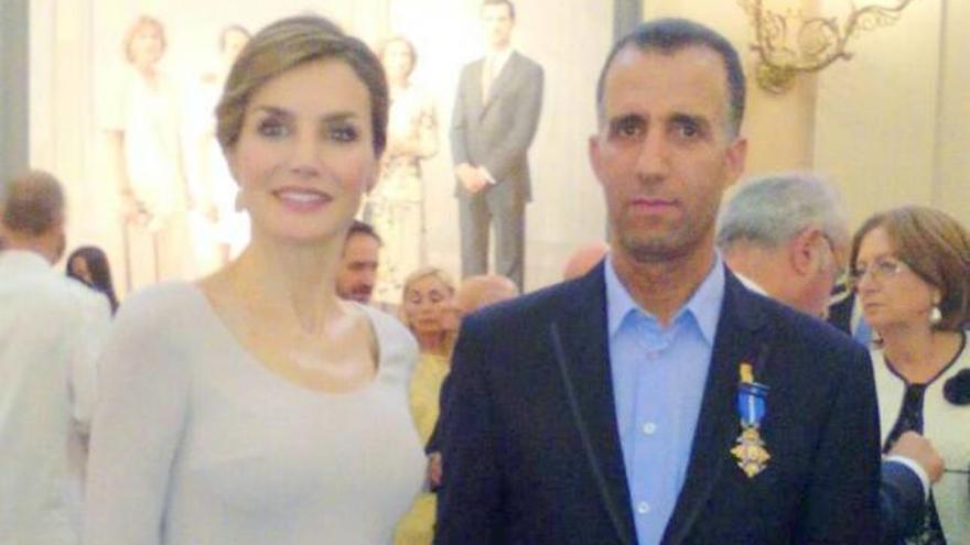 Abderrazak Aananou, con la Reina Letizia tras ser condecorado.