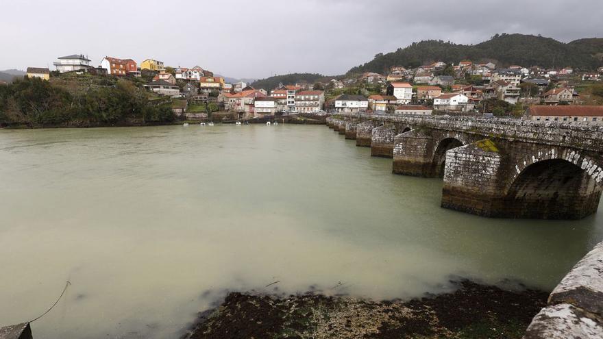 Aguas turbias por un vertido en el río Verdugo, en Pontevedra.  | // GUSTAVO SANTOS