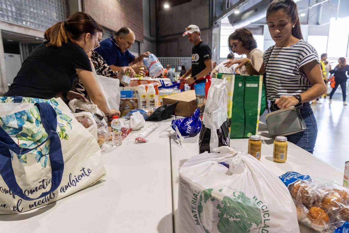 El empuje solidario en Alicante llena el Centro de Tecnificación con ayuda para los afectados por la DANA en Valencia