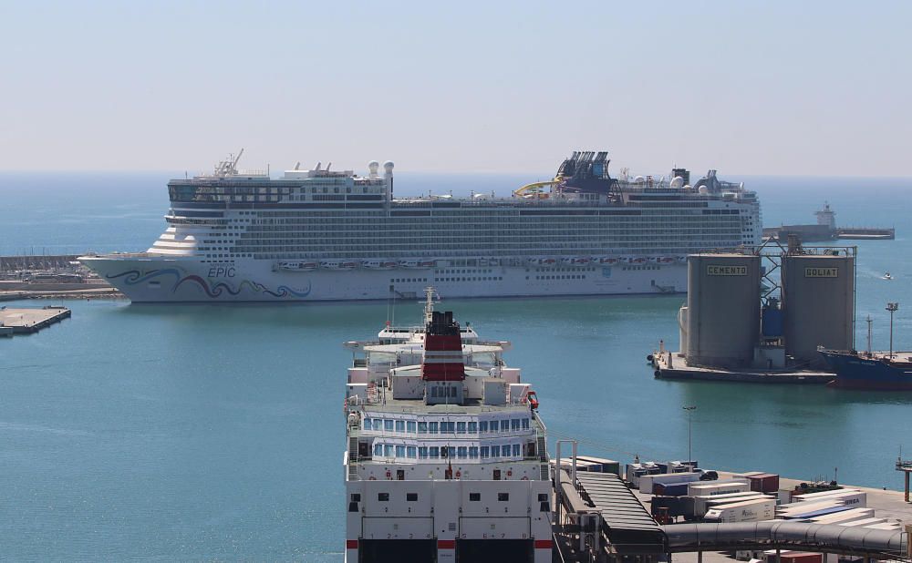 Los turistas, llegados en tres cruceros, visitan la ciudad en plena Semana Santa