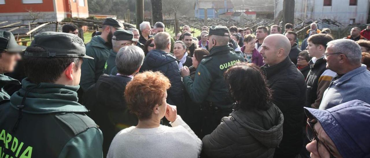 Una barrera humana frena el deshaucio de una vecina en Mos