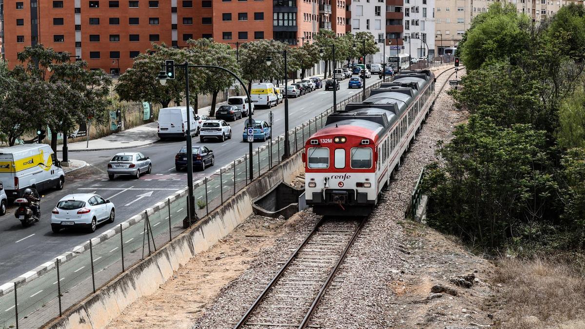 Imagen de un tren saliendo de Alcoy hacia València este viernes, donde se aprecia el mal estado de la vía.