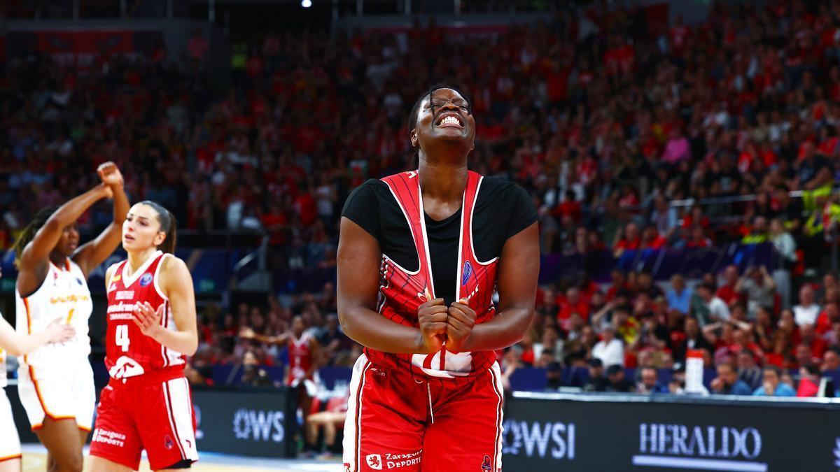 Aminata Gueye se desespera tras una acción en el duelo ante el Galatarasay.