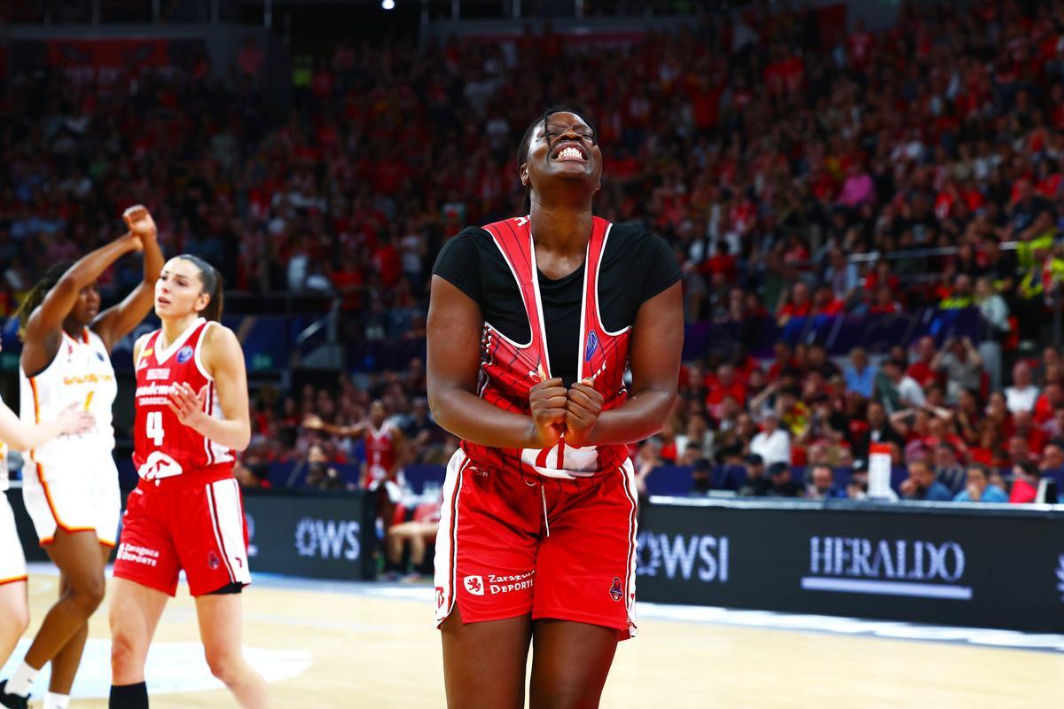 Aminata Gueye se desespera tras una acción en el duelo ante el Galatarasay.
