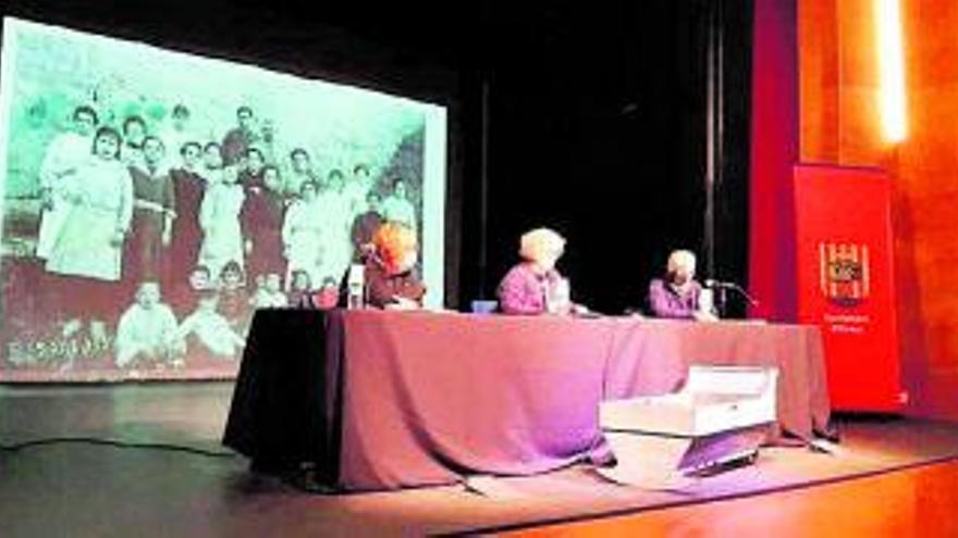 Abrera descobreix la vida de les dones a les colònies tèxtils amb una taula rodona i una obra de teatre | AJUNTAMENT D’ABRERA