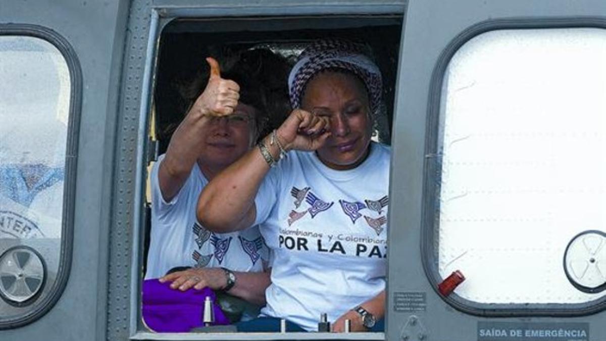 La exsenadora colombiana Piedad Córdoba (derecha) y Olga Amparo Sánchez, directora de la Casa de la Mujer, en el helicóptero de rescate, ayer.