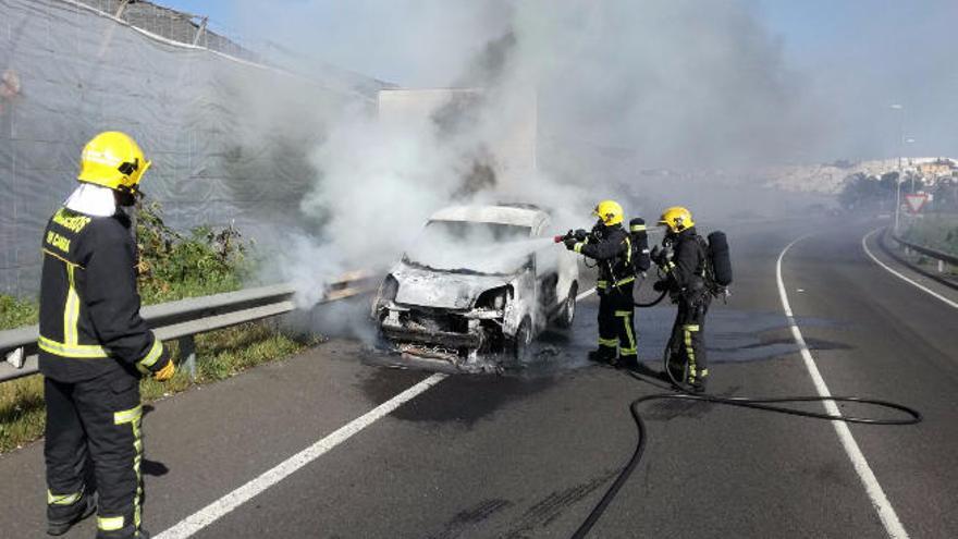 Un bombero, junto al coche.