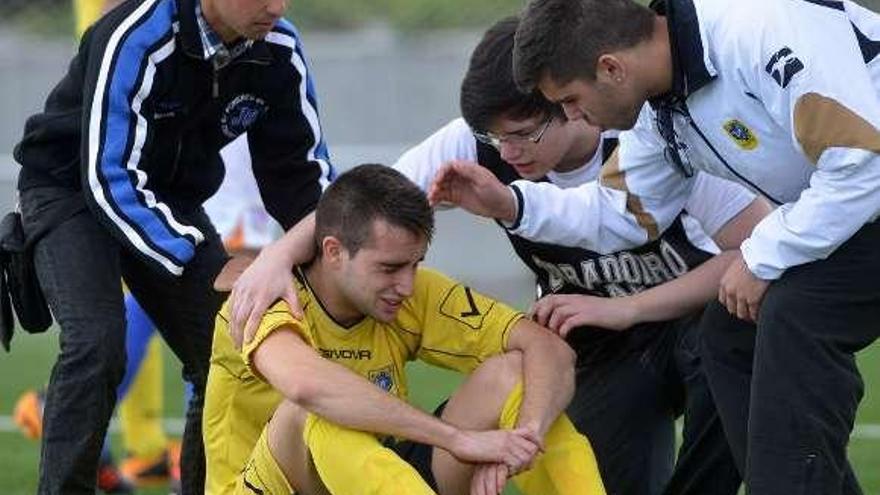 Un jugador del Sanxenxo es consolado al final del partido. // G. Santos