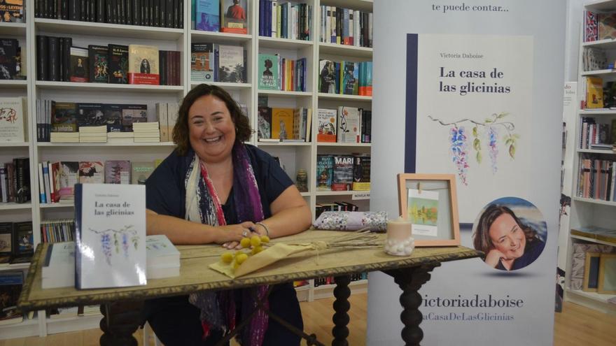 Victoria Daboise, tras la presentación de su novela en Benavente. | E. P.