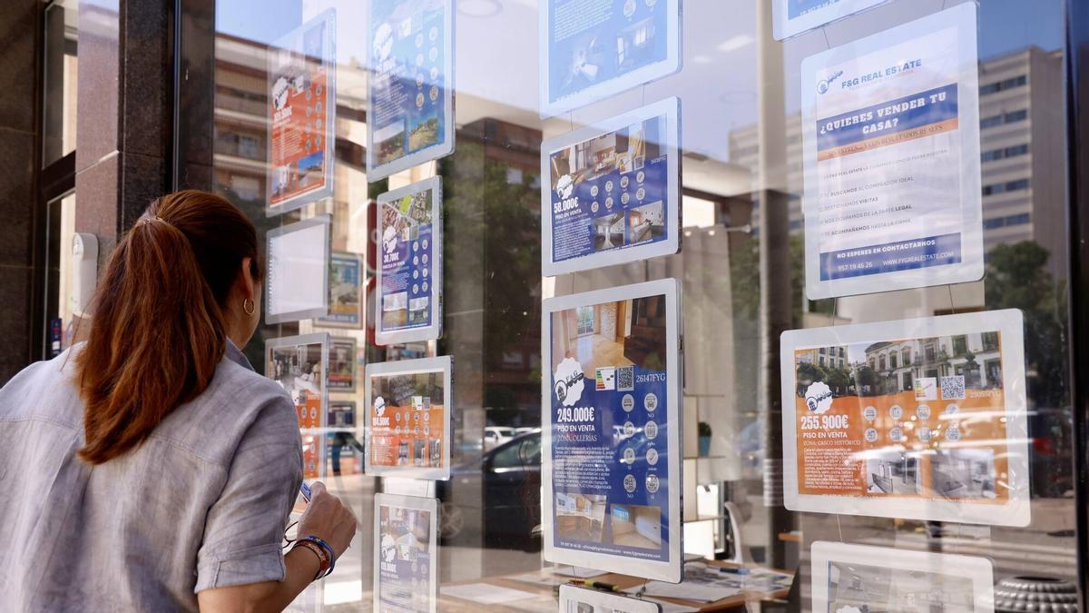 Anuncios de pisos en una inmobiliaria de Córdoba.