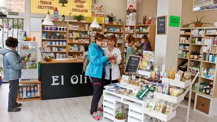 Herbolario con productos para mejorar la salud de una sana clientela