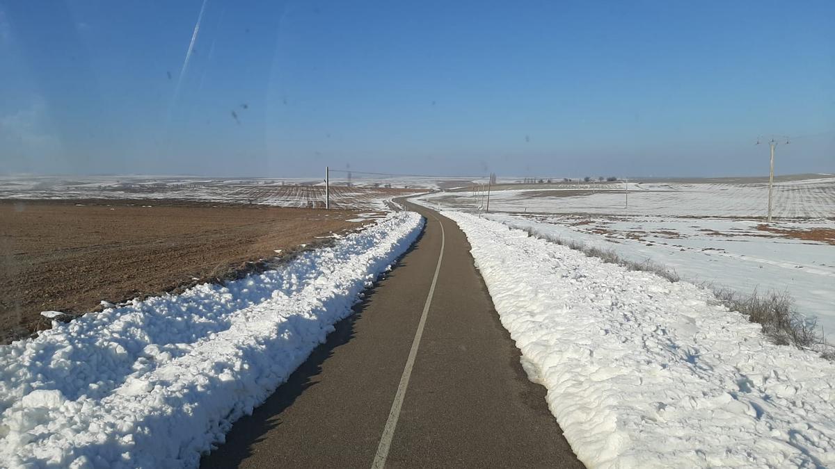 Nieve a ambos lados de la carretera de Castrillo a Fuentelapeña