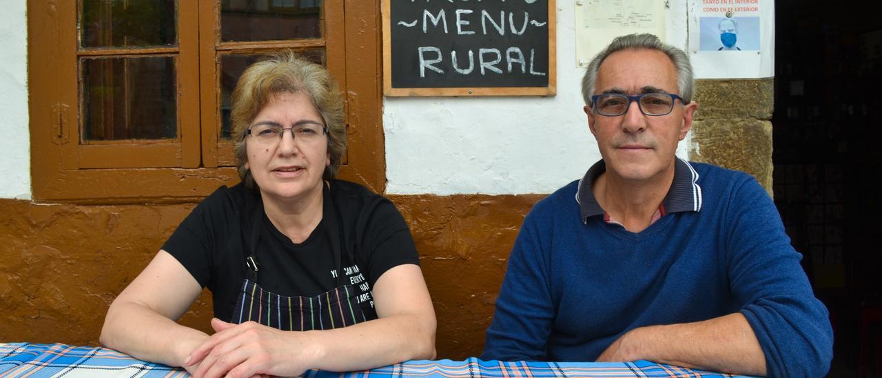 María Ángeles López Rubio y José María Álvarez en el exterior de su bar tienda en San Pedro de Paredes.