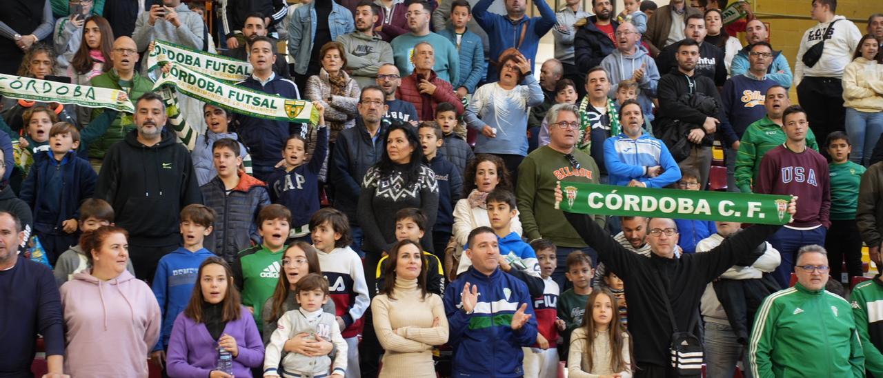 Seguidores del Córdoba Futsal, durante un encuentro de Liga en Vista Alegre.