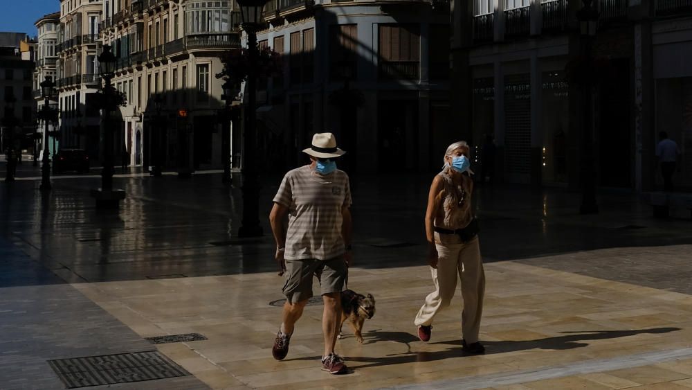 Otra jornada calurosa, prácticamente veraniega, en Málaga capital, donde chiringuitos y terrazas van recobrando su actividad paulatinamente a la espera de que la ciudad entre por fin en la fase 2 de la desescalada hacia la nueva normalidad.