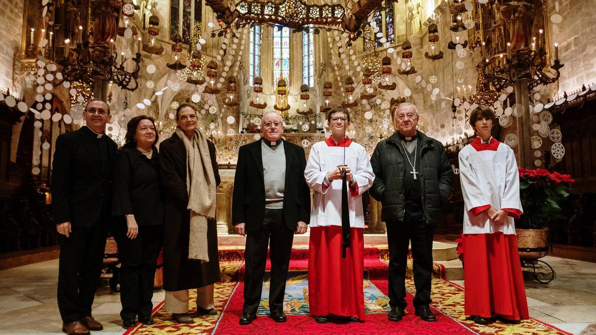 Toni López, Lluís Turell, Sebastià Taltavull y Pere Oliver acompañados de los familiares de los protagonistas de la Misa del Gallo de la Seu..