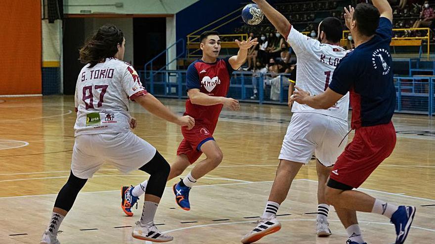 Jugada del encuentro ante Ademar B en el Ángel Nieto. | J. L. F.