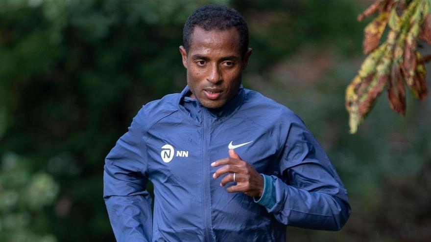 Kenenisa Bekele, baja en el Maratón de Londres por una lesión en la pantorrilla