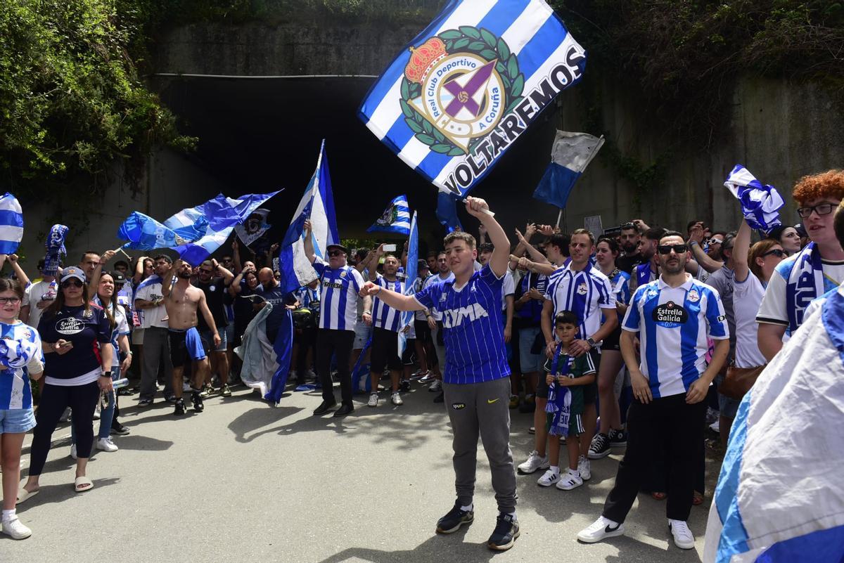 Así fue la salida del Deportivo camino de Valladolid con sus aficionados despidiéndole