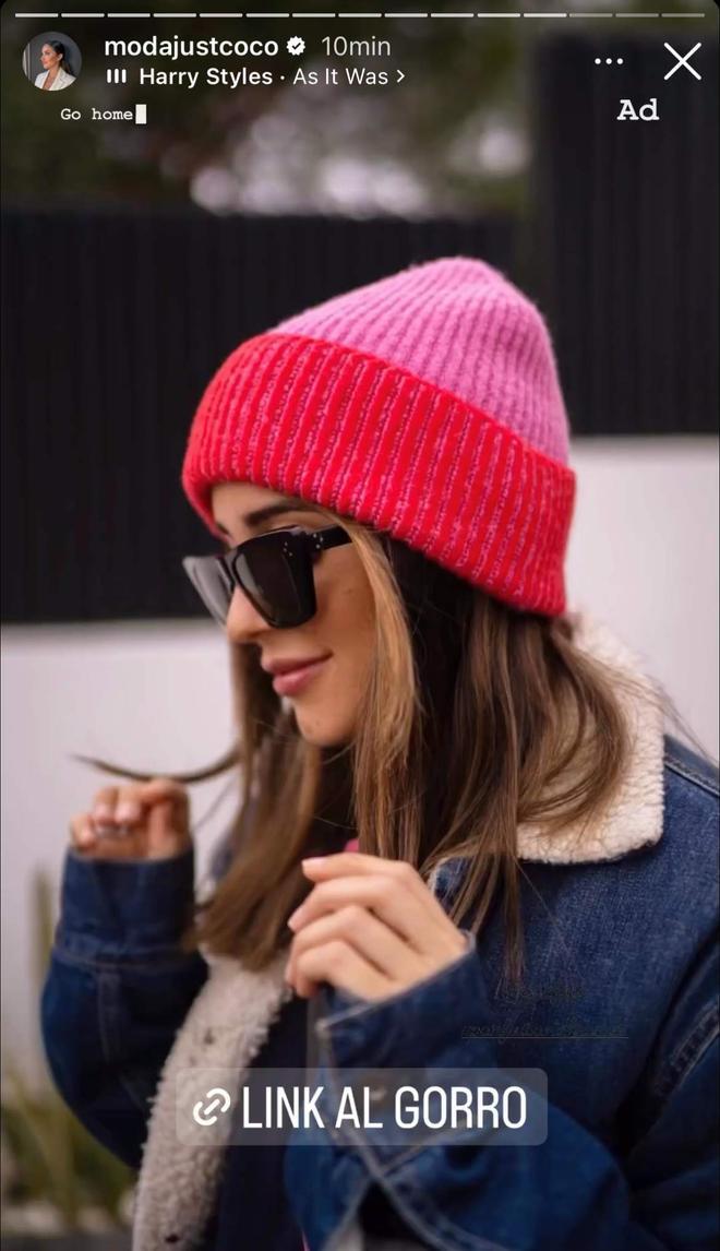 Verónica Díaz de JustCoco con un gorro bicolor de Parfois