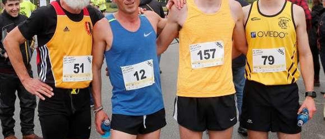 Por la izquierda, Pedro Gorría (director del área de Deportes), César Fernández, Jorge Pérez y Juan García, los primeros en el cross masculino.