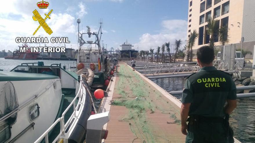 La Guardia Civil denuncia a un pesquero profesional por faenar ilegalmente