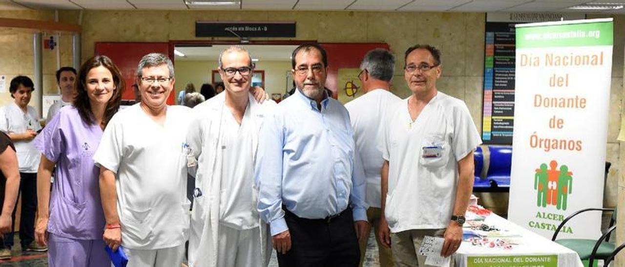 Colaboración. Juan Doménech, en el centro, con personal sanitario del Hospital General.