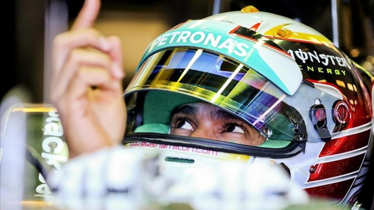 El piloto de Mercedes Lewis Hamilton, durante la primera sesión de entrenamientos libres en el circuito de Hungaroring.